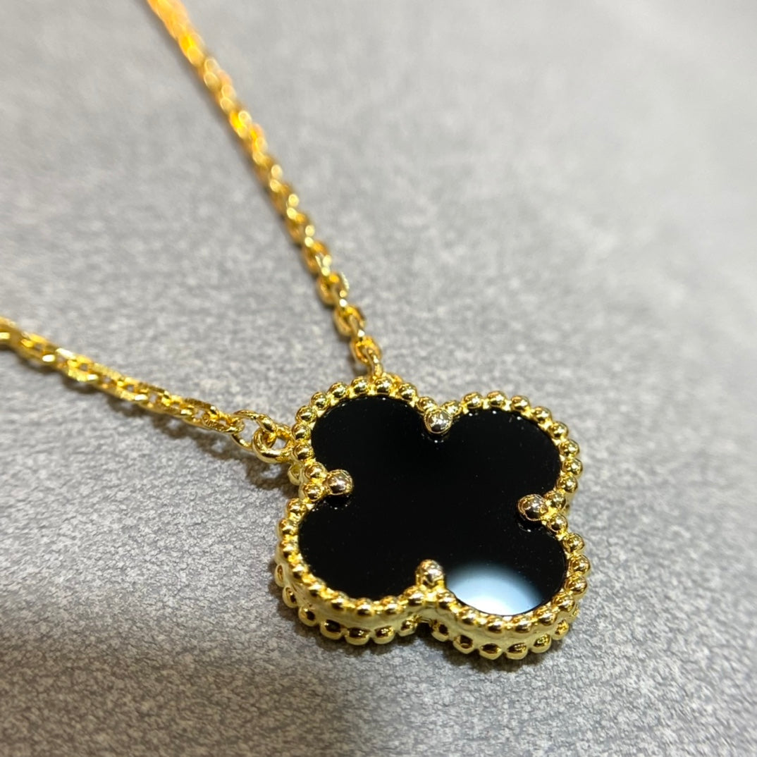 CLOVER LEAF NECKLACE | ONYX